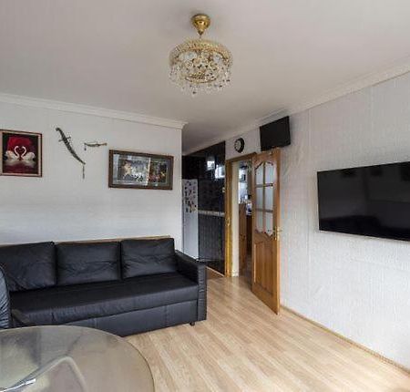 1 Bedroom Flat Close To City With Free Parking Arrangement Londra Esterno foto