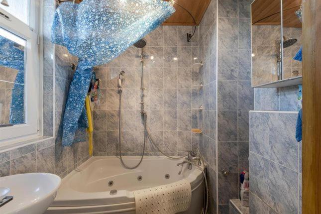 1 Bedroom Flat Close To City With Free Parking Arrangement Londra Esterno foto