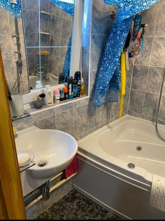 1 Bedroom Flat Close To City With Free Parking Arrangement Londra Esterno foto