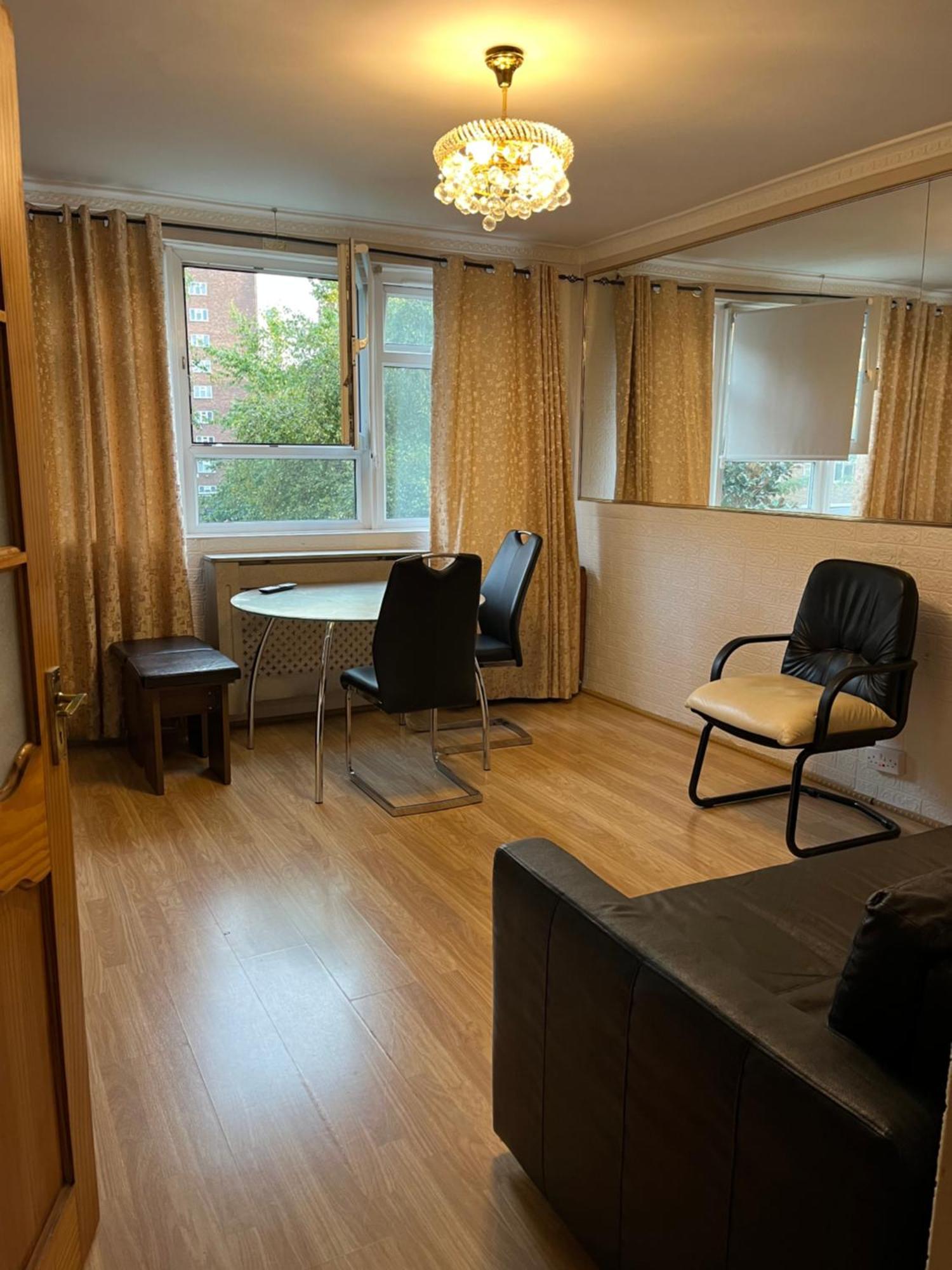 1 Bedroom Flat Close To City With Free Parking Arrangement Londra Esterno foto